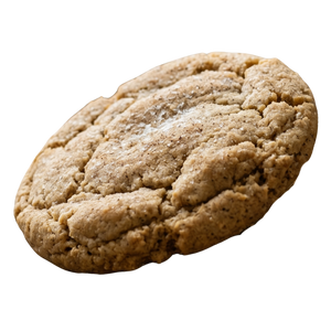 Tasse de thé Chaï Samao de Mamy Cookies dans une tasse blanche avec thé épicé et cannelle, fond neutre.