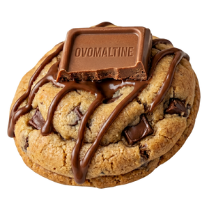 Poudre de L'Ovomaltine Mamy Cookies dans un bol, vue rapprochée du sachet avec logo et texture de la poudre chocolatée.